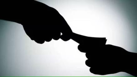 businessman caught red handed while paying bribe by the anti corruption department