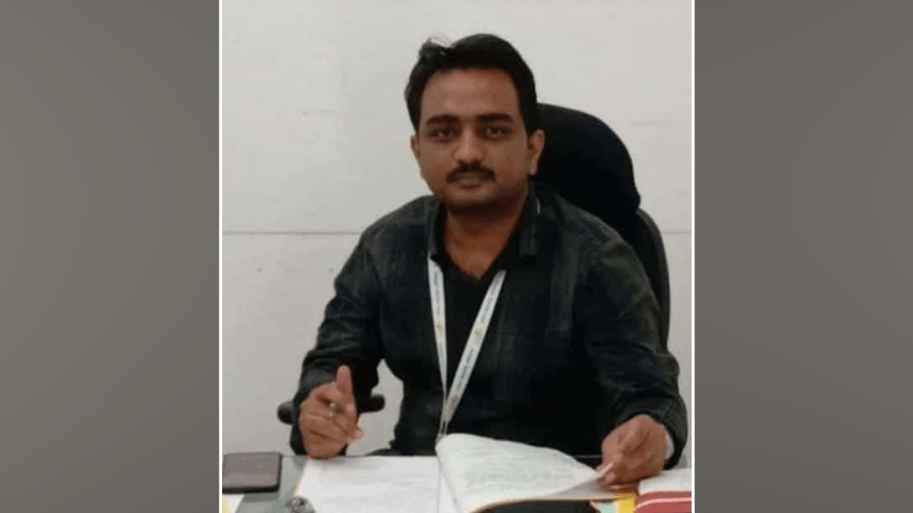 Chief Officer Jalgaon Municipality Electricity Supervisor caught taking bribe