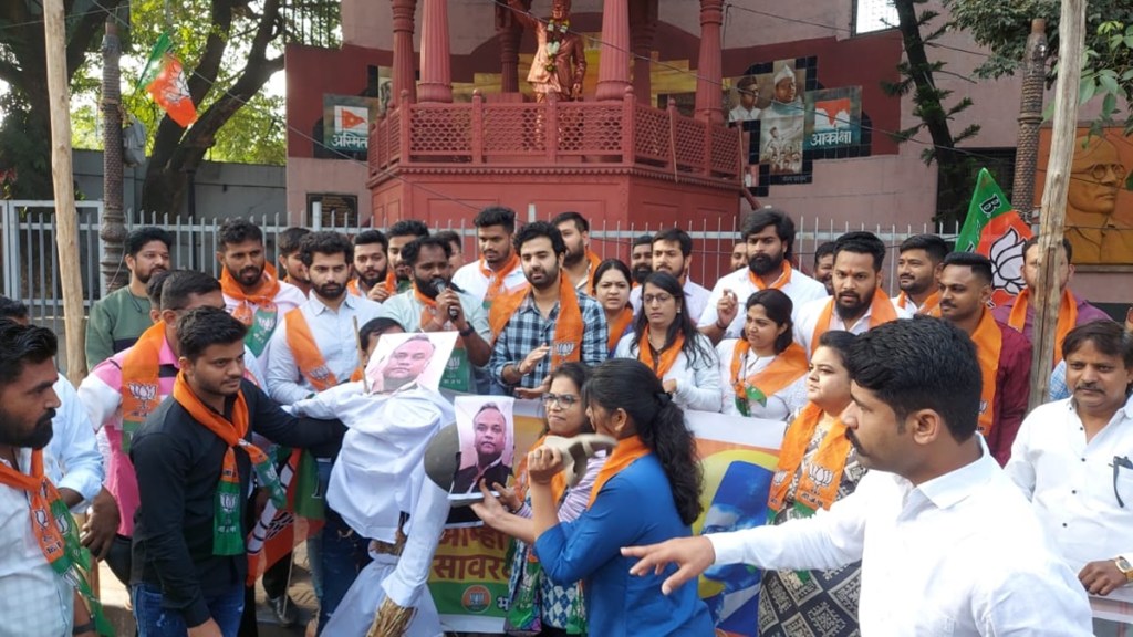 bjp youth wing agitation news in marathi, priyank kharge news in marathi, priyank kharge statement on veer savarkar pune