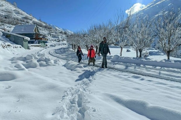 तुमच्यासाठी काश्मीर, हिमाचल प्रदेशातील अशीच काही खास फोटो घेऊन आलो आहे की, जे पाहून तुम्हाला काश्मीर खोऱ्यात जाण्याचा मोह आवरता येणार नाही.