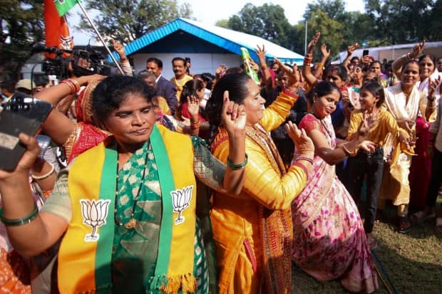 भोपाळ: मध्य प्रदेश विधानसभा निवडणुकीच्या मतमोजणीच्या वेळी भोपाळमध्ये भाजप कार्यकर्ते आणि समर्थकांनी पक्षाच्या आघाडीचा आनंद साजरा केला. (पीटीआय फोटो)