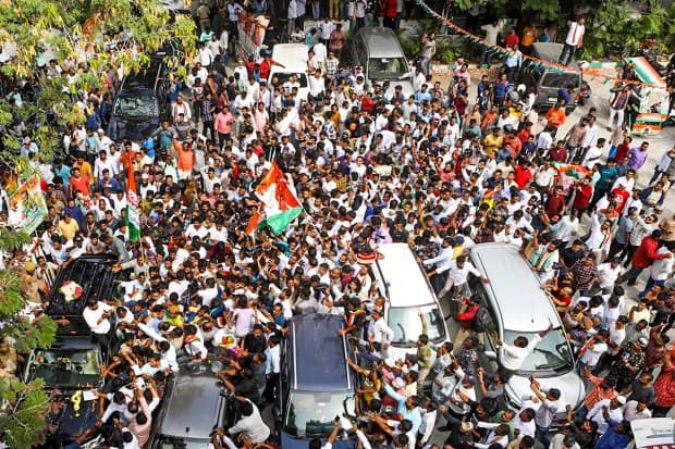 हैदराबाद: तेलंगणामधील काँग्रेसचेअध्यक्ष ए रेवंत रेड्डी यांनी हैदराबादमध्ये तेलंगणा विधानसभा निवडणुकीच्या मतमोजणीदरम्यान पक्षाच्या आघाडीचा आनंद साजरा करताना पक्षाचे कार्यकर्ते (पीटीआय फोटो)
