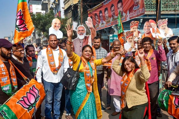 वाराणसी: वाराणसीमध्ये मतमोजणीच्या वेळी मध्य प्रदेश, राजस्थान आणि छत्तीसगडमध्ये भाजपचे कार्यकर्ते आणि समर्थकांनी पक्षाच्या आघाडीचा आनंद साजरा केला. (पीटीआय फोटो)