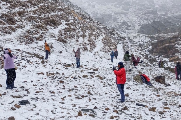 हिमाचलमधील लाहौल आणि स्पिति बर्फाच्या शुभ्र चादरीने झाकलेले आहेत. पर्यटक बर्फाच्छादित कोकसर येथे फोटो काढण्याचा आनंद घेताना दिसत आहेत.(पीटीआय फोटो)