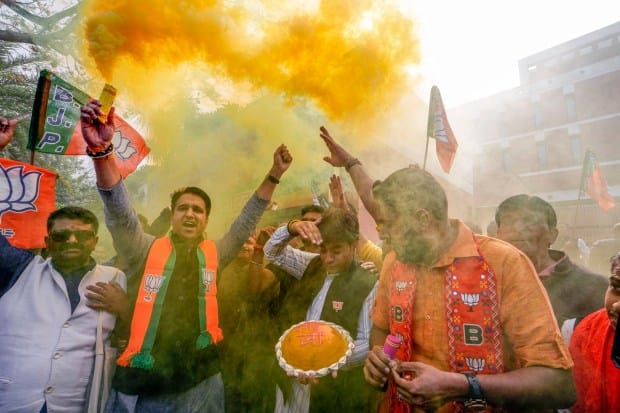 भाजपा कार्यकर्ते आणि समर्थक मध्य प्रदेश, राजस्थान आणि छत्तीसगडमध्ये मतमोजणीदरम्यान पक्षाच्या आघाडीचा आनंद साजरा करत आहेत.नवी दिल्ली येथील भाजपा पक्षाच्या मुख्यालयातही विजयाचा आनंद साजरा करण्यात आला (पीटीआय फोटो)