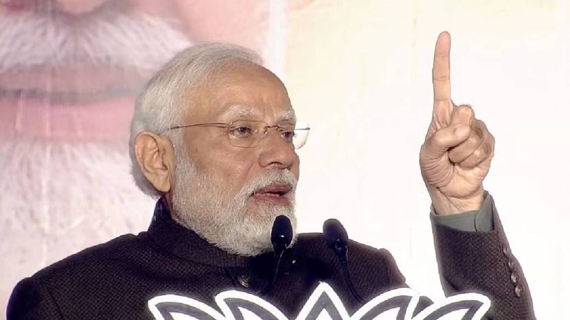 छत्तीसगड, राजस्थान, मध्य प्रदेशात भाजपानं मुसंडी मारली आहे. तर, तेलंगणात काँग्रेसची सत्ता आली आहे. तीन राज्यांच्या विजयानंतर पंतप्रधान नरेंद्र मोदी यांनी दिल्लीतील भाजपा मुख्यालयात कार्याकर्त्यांना संबोधित केलं. आजच्या हॅटट्रिकने २०२४ मधील विजयाच्या हॅटट्रिकची हमी दिली, असं पंतप्रधानांनी म्हटलं.