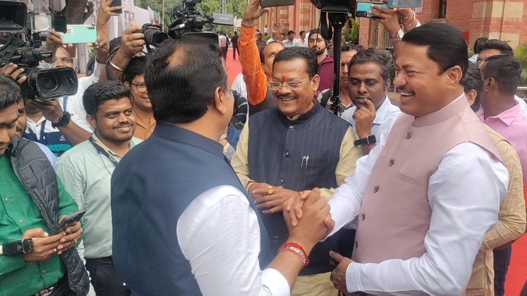 Parliament Winter Session 2023 Nana Patole, Ashish Shelar's handshake Sanjay Shirasath taunts discussion