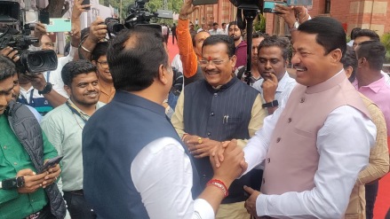 Parliament Winter Session 2023 Nana Patole, Ashish Shelar's handshake Sanjay Shirasath taunts discussion