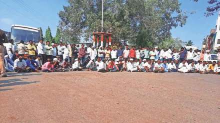 angry farmers protested by stopping auctions after central government bans onion exports