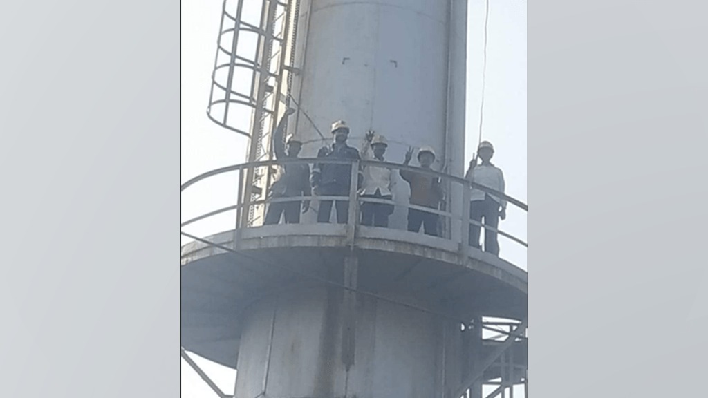 company reluctant revised pay scale, protest climbing boiler Ferro Alloy plant chandrapur