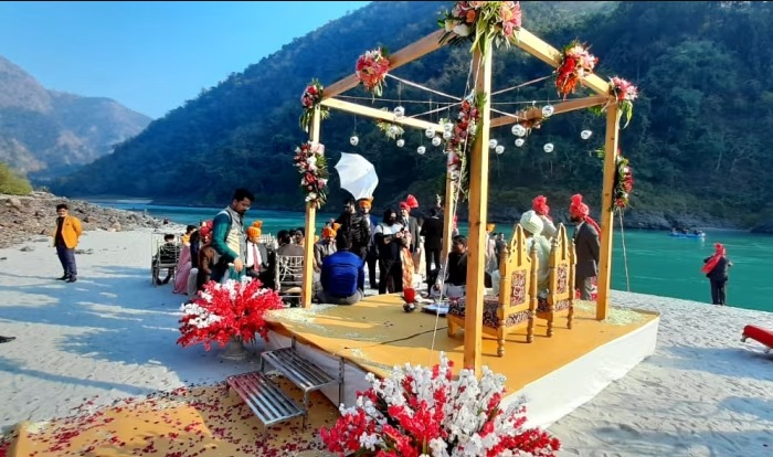 ऋषिकेशमध्ये गंगा नदीबरोबरच अनेक नद्या आहेत ज्यांचा लग्नाच्या शूटमध्ये चांगला वापर केला जाऊ शकतो.