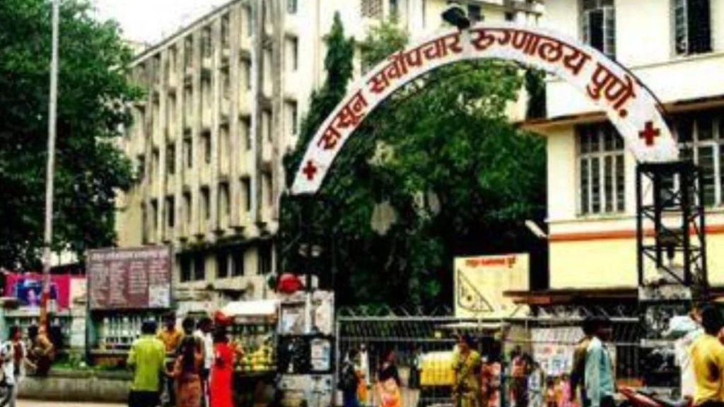 big fraud in Sassoon parking lot contractor make fraud of crores rupees