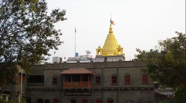 महाराष्ट्रात असणाऱ्या अहमदनगरातील शिर्डी साई बाबा मंदिर अत्यंत प्रसिद्ध आहे.