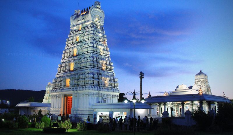 . या मंदिरात दरवर्षी साधारण ६० हजारहून अधिक भाविक देव-दर्शनासाठी येत असतात.