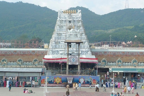 दरवर्षी या मंदिराला भाविकांकडून ६५० कोटी इतकी देणगी देण्यात येते.