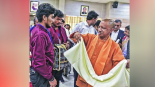 Yogi Adityanath meeting with laborers