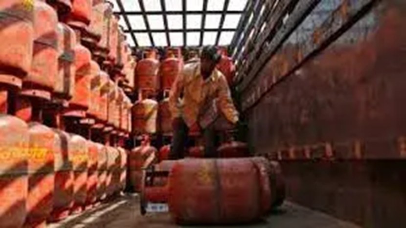 अशा वेळी धोका दर्शवण्यासाठी या गोलाकार सिलिंडरला लाल रंग देण्यात येते. लाल रंग धोक्याचे प्रतीक आहे, असे मानले जाते. हे सिलिंडर हाताळताना लोकांनी अधिक सावधान राहावे, हेदेखील यामागील कारण असू शकते.