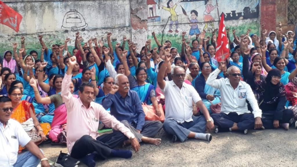 Agitation of Asha Sevika and group promoters in Dhule