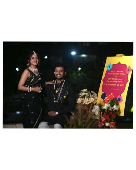 या फोटोंमुळे अमृताने नेसलेल्या काळ्या रंगाच्या साडीकडे आणि प्रसादच्या काळ्या कुर्त्याकडे सगळ्यांचं लक्ष वेधलं आहे. अमृताच्या रंगाच्या साडीवर पांढऱ्या रंगाची फुलं आणि प्रसादच्या कुर्त्यावर पतंगांची नक्षी आहे. (फोटो - अमृता देशमुख/Instagram)
