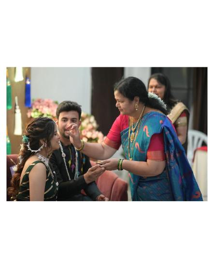 त्यानुसार, अमृता आणि प्रसादहीने काळ्या रंगाचे कपडे परिधान करून हा खास क्षण साजरा केला. (फोटो - अमृता देशमुख/Instagram)