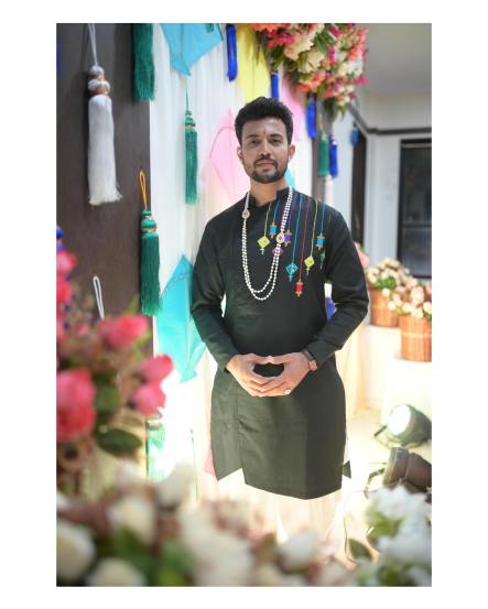 प्रथेप्रमाणे लग्नानंतरच्या पहिल्या मकर संक्रांतीला हलव्याचे दागने, काळ्या रंगाचे कपडे परिधान केले जातात. (फोटो - अमृता देशमुख/Instagram)