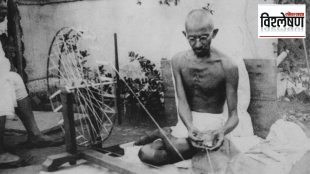 Mahatma Gandhi First Hindi Movie Ram Rajya historical photo | Director Vijay Bhatt with Mahatma Gandhi during Ram Rajya movie screening | महात्मा गांधी यांनी पाहिलेला पहिला हिंदी चित्रपट राम राज्य | विजय भट्ट दिग्दर्शित राम राज्य सिनेमा आणि महात्मा गांधी