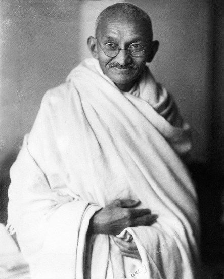 Mahatma Gandhi First Hindi Movie Ram Rajya historical photo | Director Vijay Bhatt with Mahatma Gandhi during Ram Rajya movie screening | महात्मा गांधी यांनी पाहिलेला पहिला हिंदी चित्रपट राम राज्य | विजय भट्ट दिग्दर्शित राम राज्य सिनेमा आणि महात्मा गांधी
