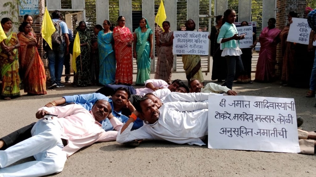 aadivasi koli samaj sleeping protest caste validity certificate collector office jalgaon aadivasi koli samaj sleeping protest caste validity certificate collector office jalgaon