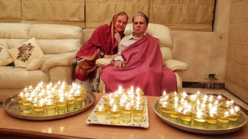 या यादीत पहिले नाव येते ते हिंदी चित्रपटसृष्टीतील लोकप्रिय जोडी दिलीप कुमार व सायरा बानो यांचे. ११ ऑक्टोबर १९६६ रोजी दोघांनी लग्नगाठ बांधली.