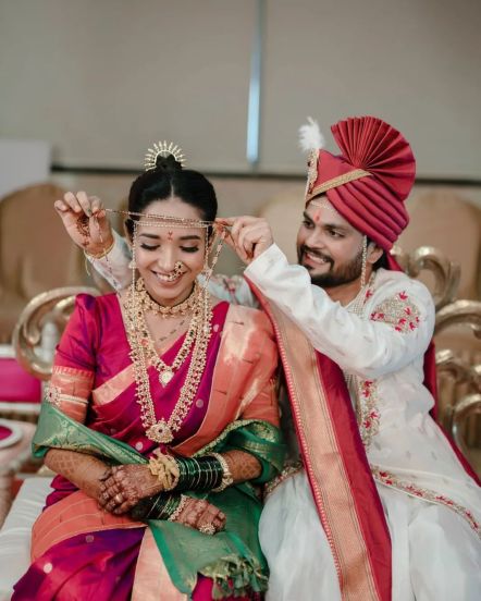 त्यानंतर दोघांच्या घरचे लग्नासाठी स्थळ बघू लागले. सोनल-समीर एकमेकांना आलेली स्थळ दाखवायचे आणि तुला हा सूट होत नाही, मज्जा नाही असे सल्ले द्यायचे. (फोटो सौजन्य - सोनल पवार इन्स्टाग्राम)