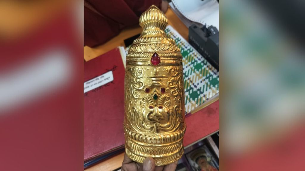 Offering 190 gram gold crown to Tuljabhavani Devi