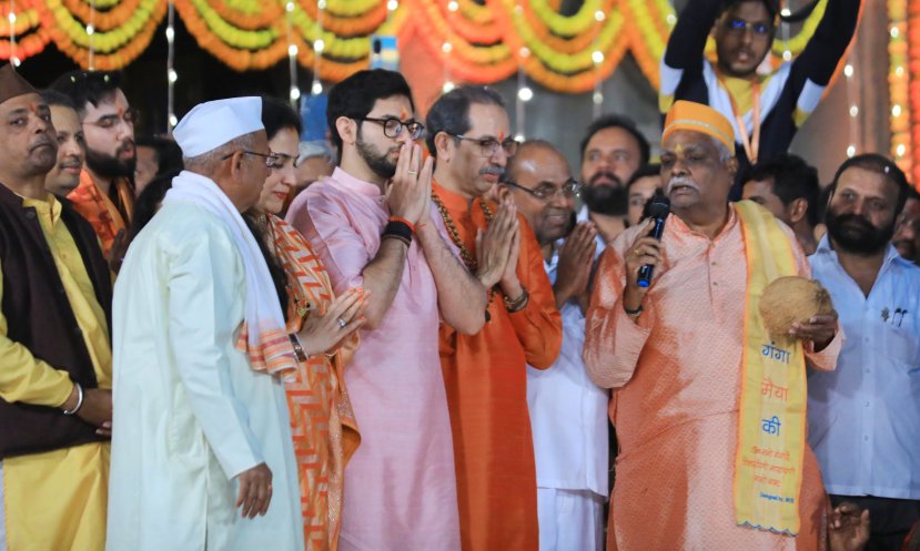 २२ जानेवारी रोजी अयोध्येत पंतप्रधान नरेंद्र मोदी यांच्या हस्ते प्राणप्रतिष्ठा होत असताना इकडे महाराष्ट्रात शिवसेनेचे नेते उद्धव ठाकरे यांनी नाशिकच्या काळाराम मंदिरात पूजा करण्याचा निर्णय घेतला.