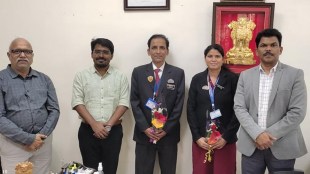 pune station ticket checker news in marathi, two ticket checkers pune