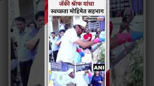 अमृता फडणवीस, जॅकी श्रॅाफ यांनी मुंबईतील जुन्या राम मंदिरबाहेर राबवली स्वच्छता मोहीम |