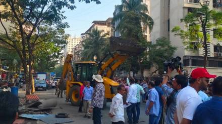 mbmc started demolishing unauthorized structures in naya nagar under huge police protection