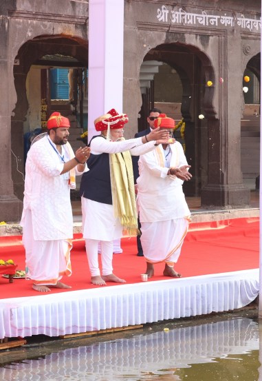 नाशिक येथील रामकुंड येथील पूजेतही ते सहभागी झाले होते. (फोटो - नरेंद्र मोदी/X)