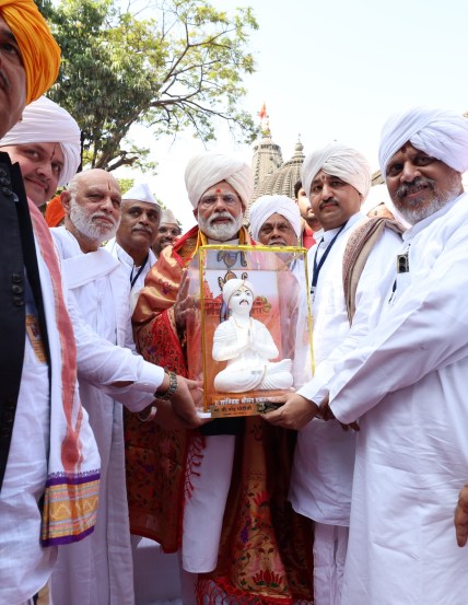 राष्ट्रीय युवा महोत्सवानिमित्त पंतप्रधान नरेंद्र मोदी आज नाशिक दौऱ्यावर आले होते. येथे त्यांनी रोड शो केला. तसंच, काळाराम मंदिरात भेट दिली. नाशिक दौऱ्याचे काही अविस्मरणीय क्षणचित्र मोदींनी एक्सद्वारे पोस्ट केले आहेत. (फोटो - नरेंद्र मोदी/X)