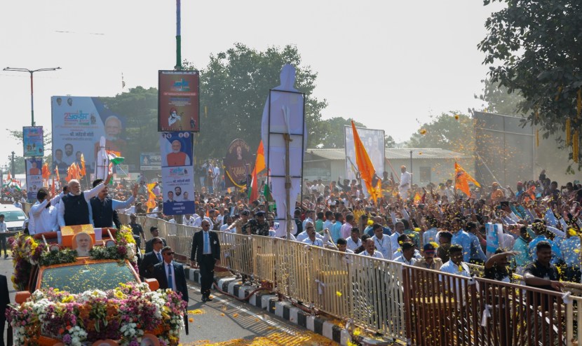 पंतप्रधान नरेंद्र मोदी यांनीही हात उंचावून प्रत्येकाला नाशिककरांचं स्वागत स्वीकारलं. (फोटो - नरेंद्र मोदी/X)