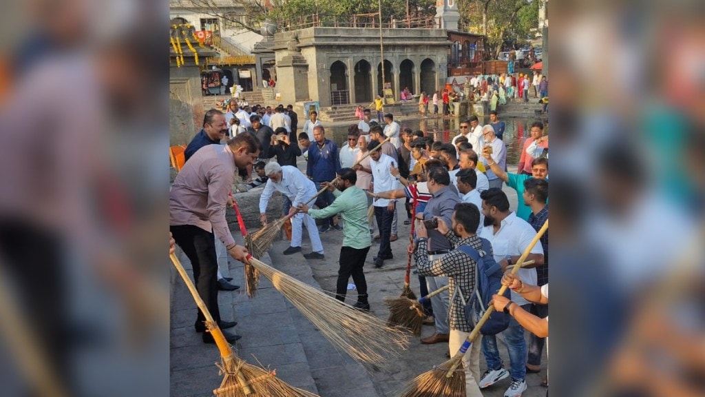 shinde group nashik cleanliness campaign thackeray group yuva sena rally show of power