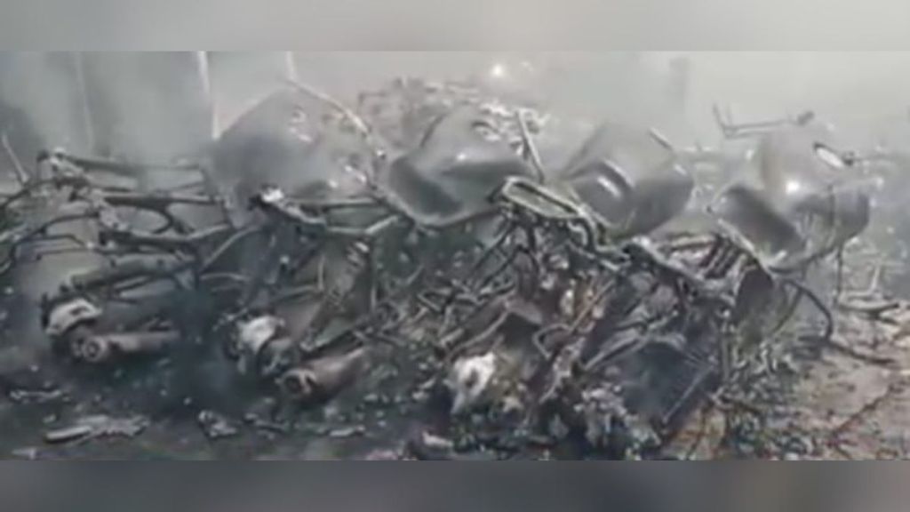 Shops caught fire in Kavthe Mahankal loss of lakhs