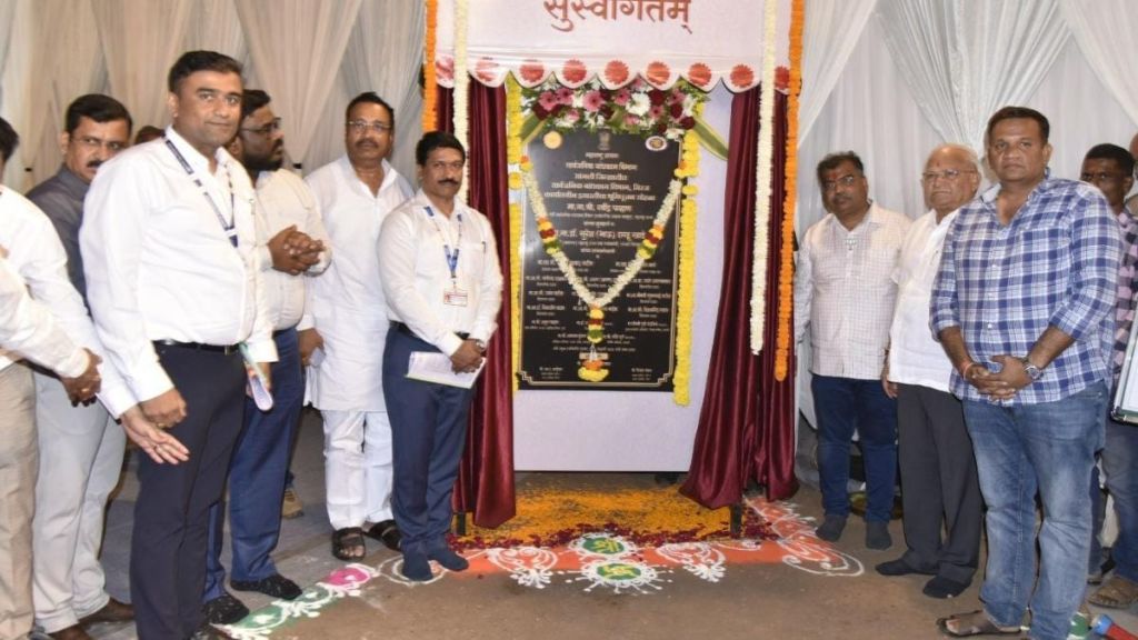 Construction Minister ravindra chavans program boycotted by Guardian Ministers and MP