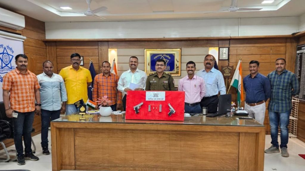 gangsters challenge to police in Dhule two village guns are seized from terrorist