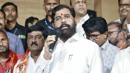 Eknath Shinde viral video of karyakram karen