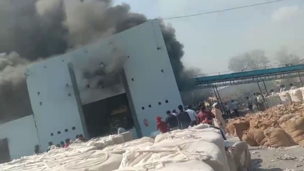 Fire in ginning in Chikhli loss of 10 lakhs Fire in ginning in Chikhli loss of 10 lakhs