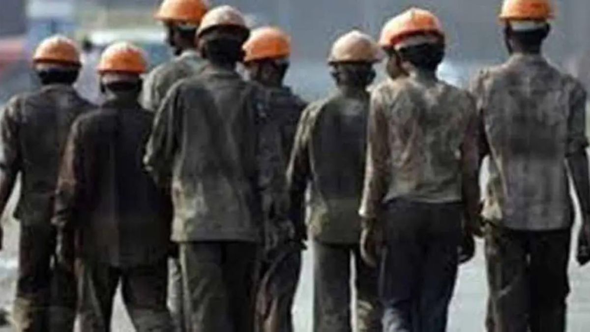 राजकीय वरचष्मा असलेल्या मजूर संस्थांवर शासन मेहेरबान! | Politically ...