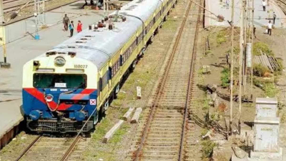Diva Roha Passenger रोहा दिवा मेमू रेल्वेची वेळ बदलल्यामुळे कामगारांना घरी परतण्याचा ...