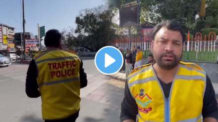 dehradun police imposed duty on a person for breaking traffic rules video is going viral dehradun police imposed duty on a person for breaking traffic rules video is going viral