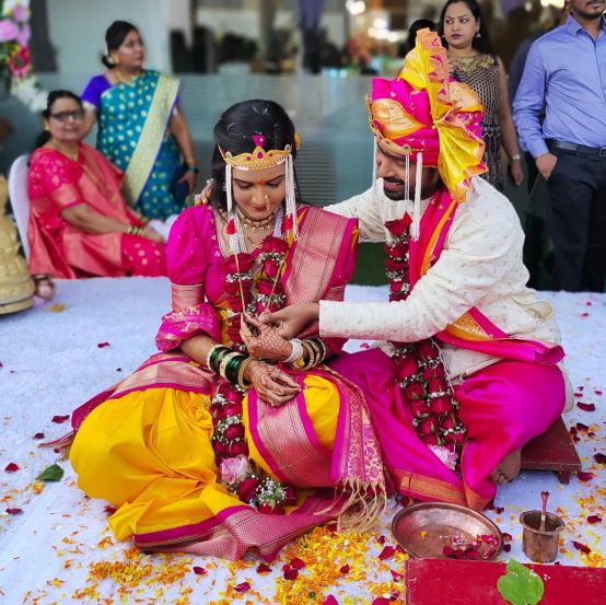 लग्नासाठी प्रथमेश-क्षितीजाने खास पारंपरिक लूक केला होता. क्षितीजाने पिवळ्या रंगाची नऊवारी साडी नेसली होती, ज्यावर गुलाबी रंगाची शाल घेतली होती. (फोटो सौजन्य - प्रथमेश परब इन्स्टाग्राम)