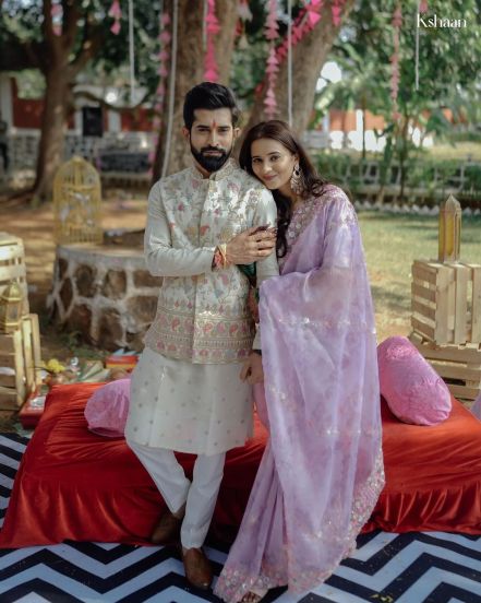 अजिंक्याने पांढऱ्या रंगाचा कुर्ता, जॅकेट आणि टोपी घातली होती. (फोटो सौजन्य - क्षण फिल्म्स)