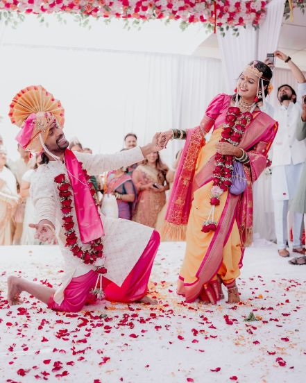 या फोटोमध्ये प्रथमेश 'टाइमपास' चित्रपटातील त्याची लोकप्रिय पोज देताना दिसत आहे. (फोटो सौजन्य - प्रथमेश परब इन्स्टाग्राम)
